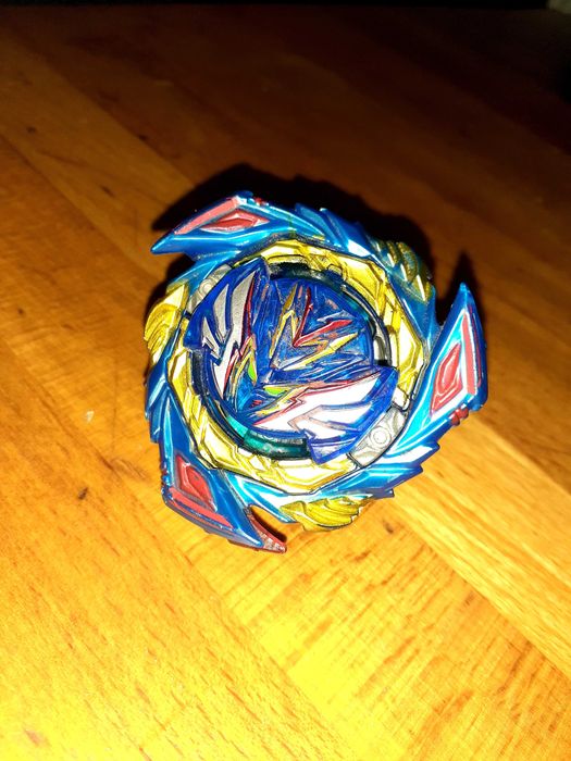 Beyblade Burst Вальтрієк V6. Трохи покоцаний