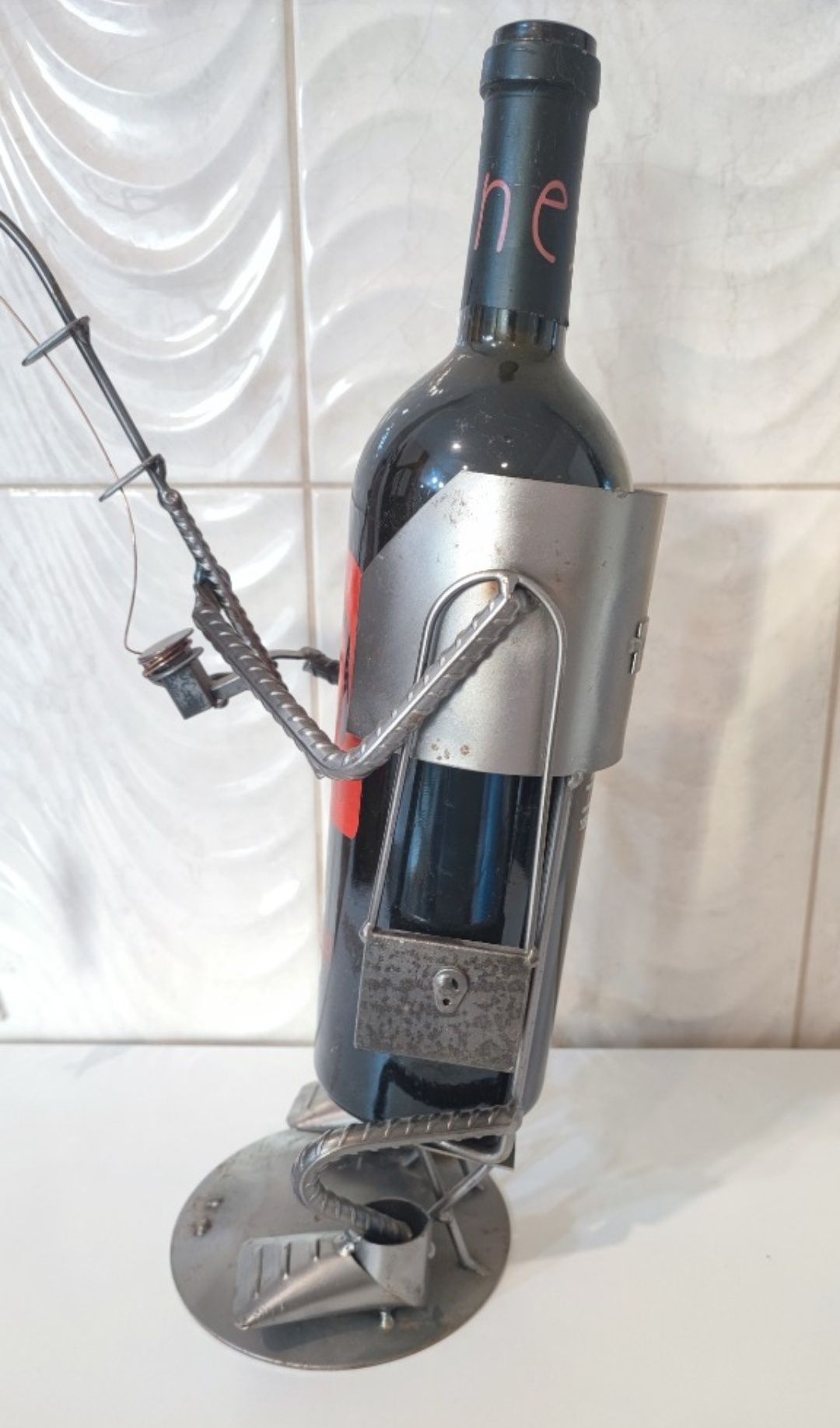 Metalowy Stojak na wino wędkarz 38 cm + wino