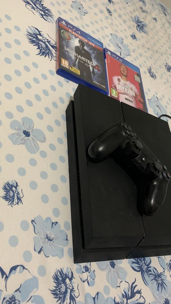 Vendo ps4 500gb,com 2 comandos original, e 4 jogos