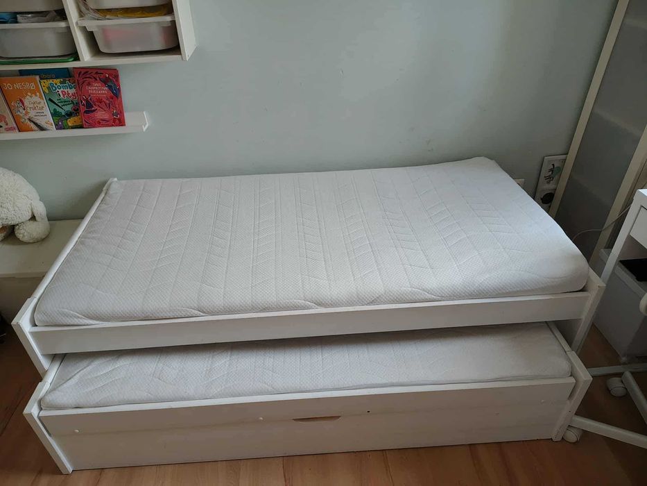 Łóżko sosnowe piętrowe niskie (drugie wysuwane łóżko)