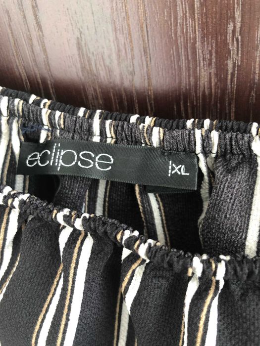 Macacão sem alças preto com riscas brancas e bege