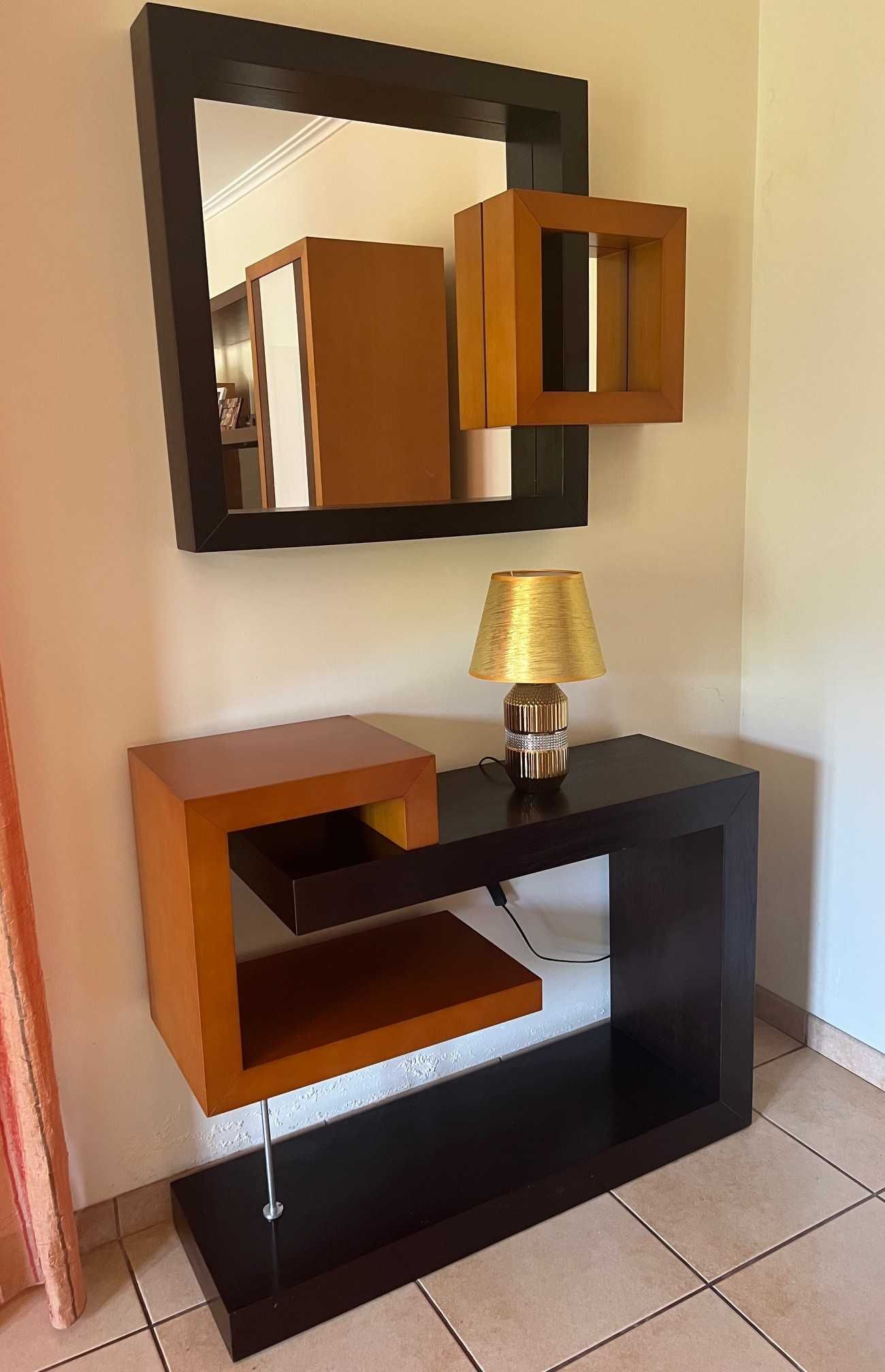 Consola com espelho