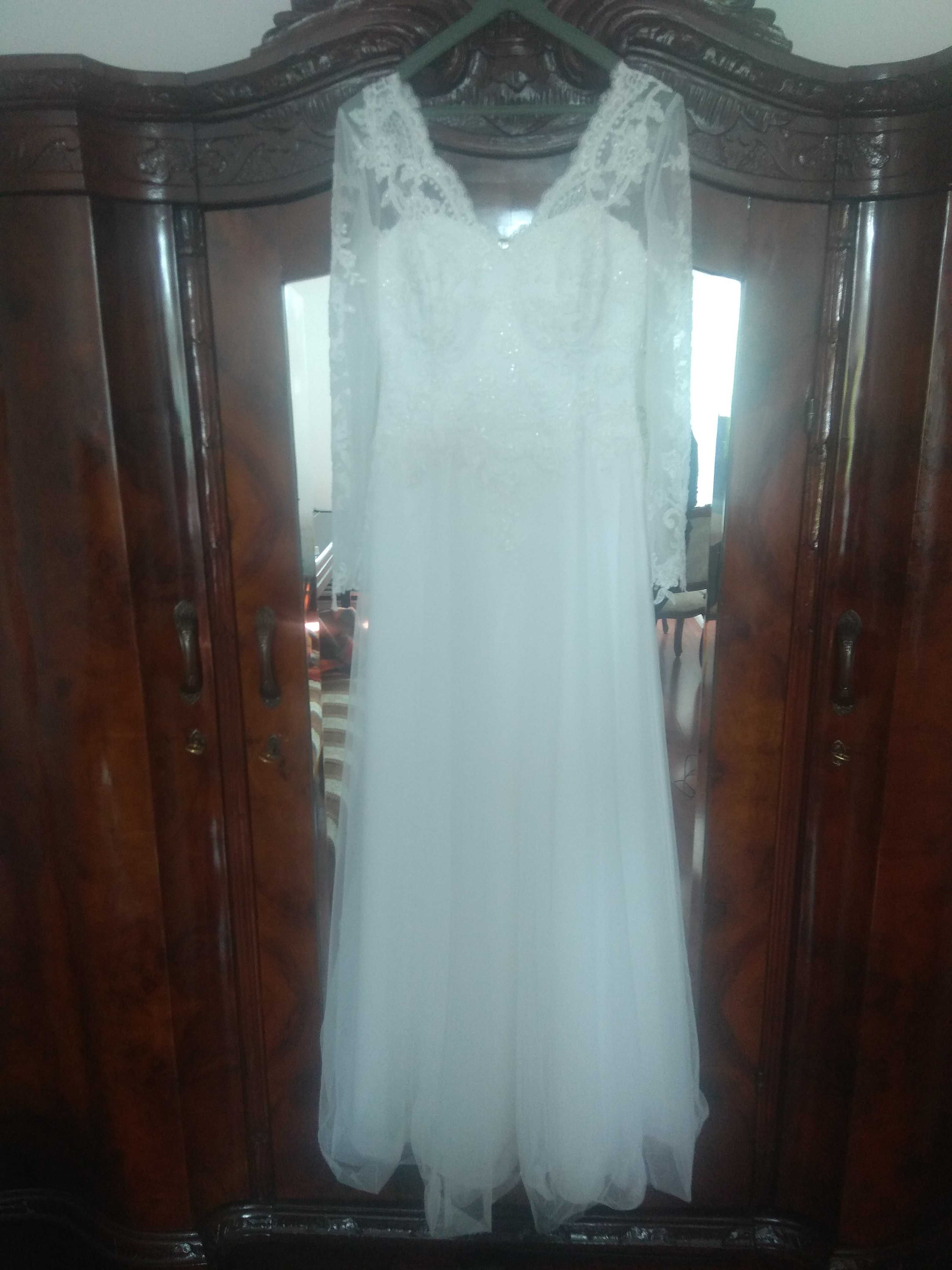 delikatna, biała suknia ślubna