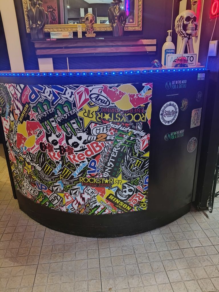 Espelhos , balcão com iluminação led, fecho estúdio tattoo