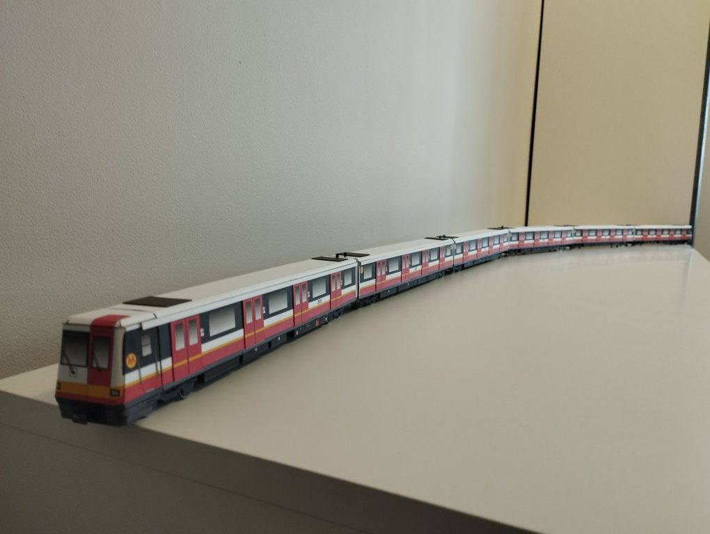 Model kartonowy  metro warszawskie Alstrom Metropolis 98B skala 1:87 z
