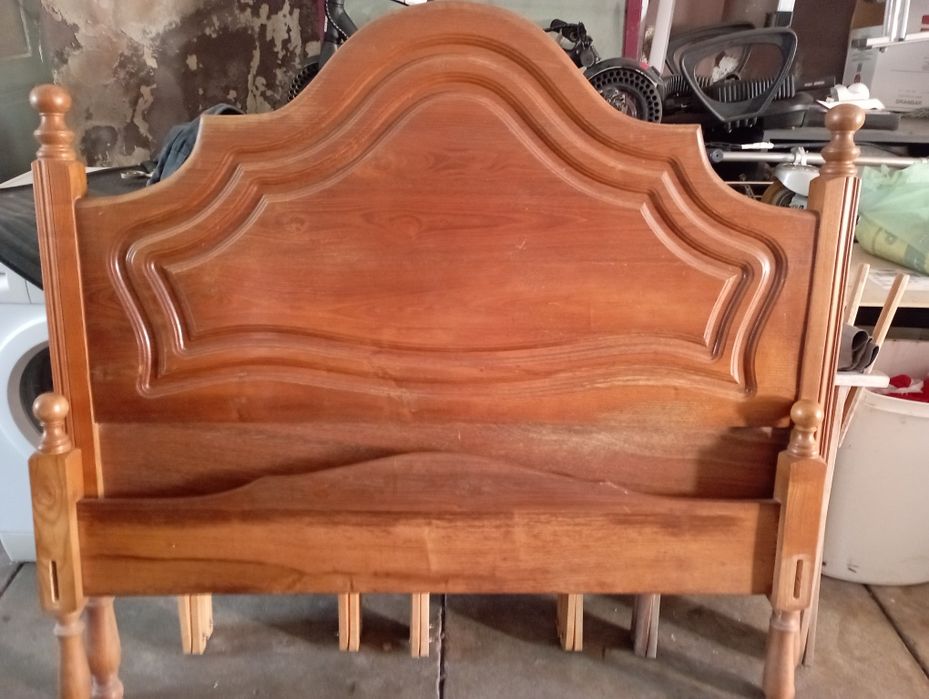 Cama de casal em madeira de castanho