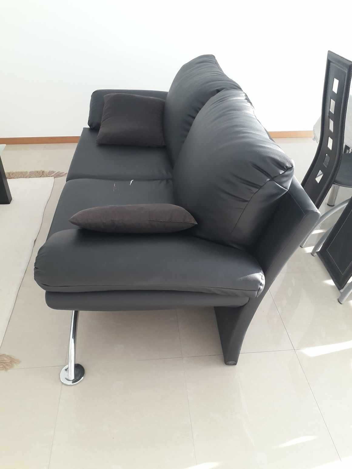 Sofá preto 3 lugares