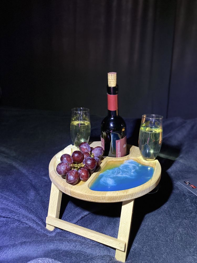 Винный столик с эпоксидной смолой. подарок