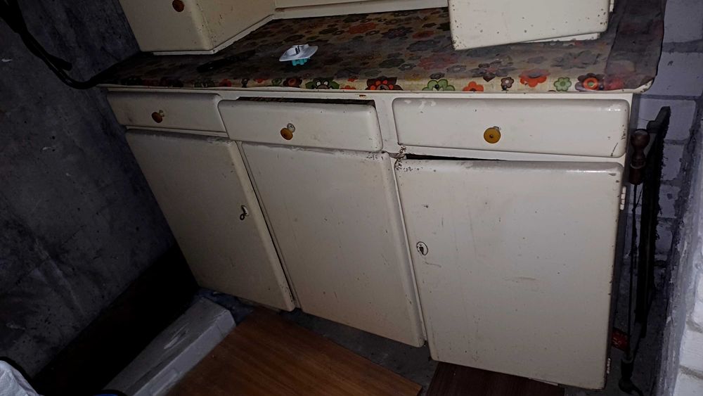 Drewniany kredens do renowacji