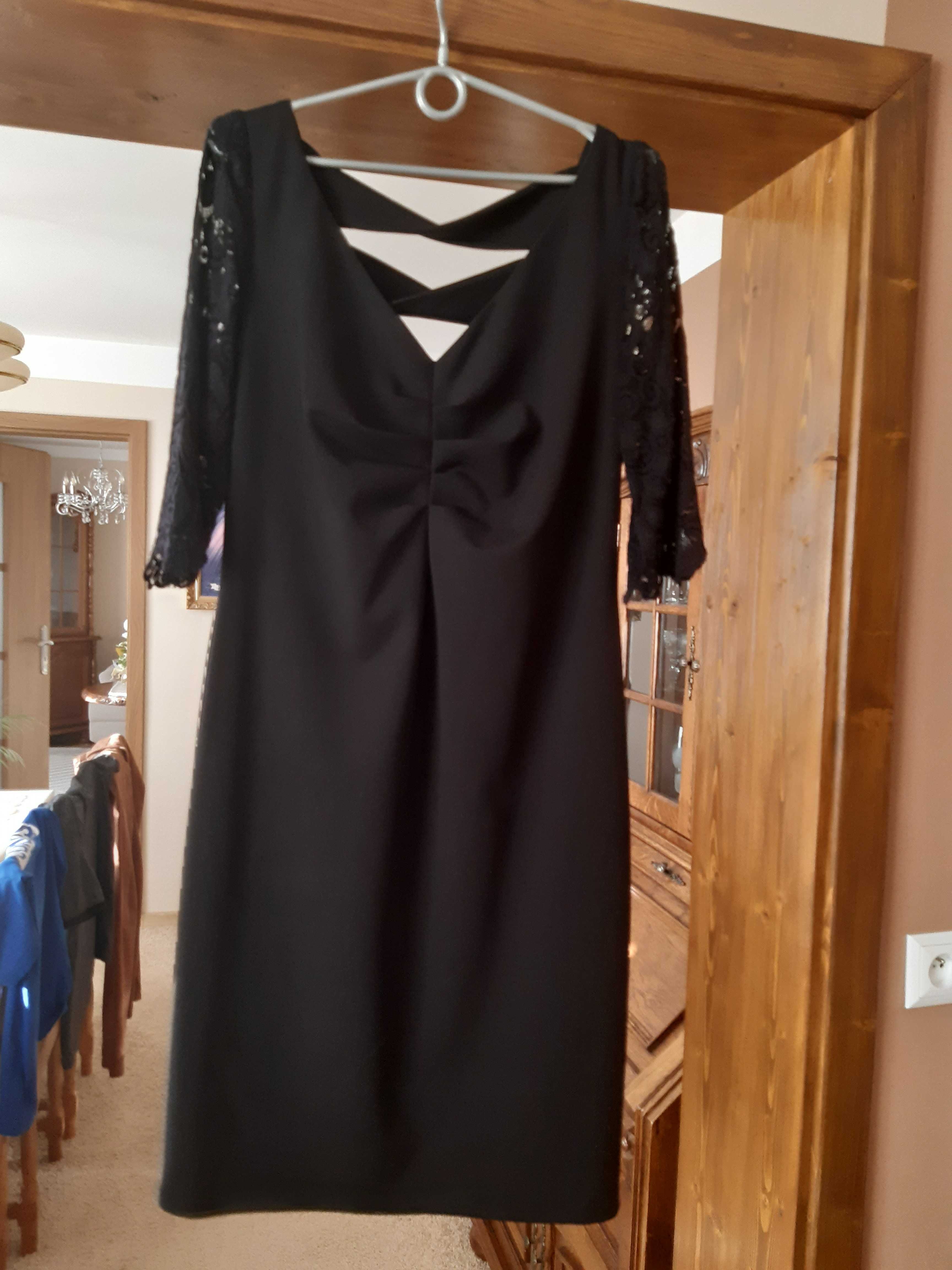 Sukienka koloru czarnego