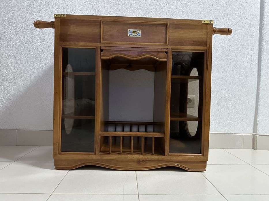 Móvel com rodízios