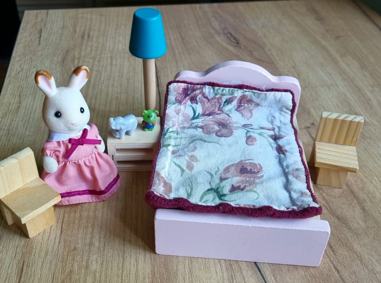 Zestaw figurka królik Sylvanian Families mebelki drewniane sypialnia