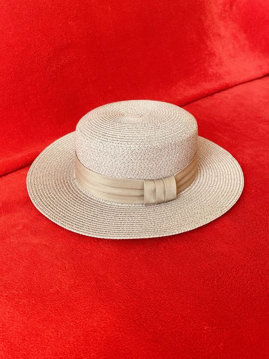 Стильная женская шляпа с широкими полями.
