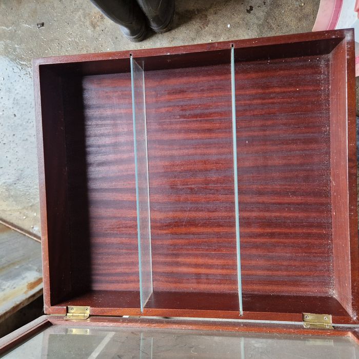 Vitrine antiga de madeira