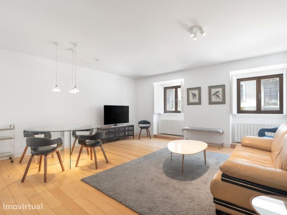 Apartamento com uma área de 122 m², oferece espaços amplos.