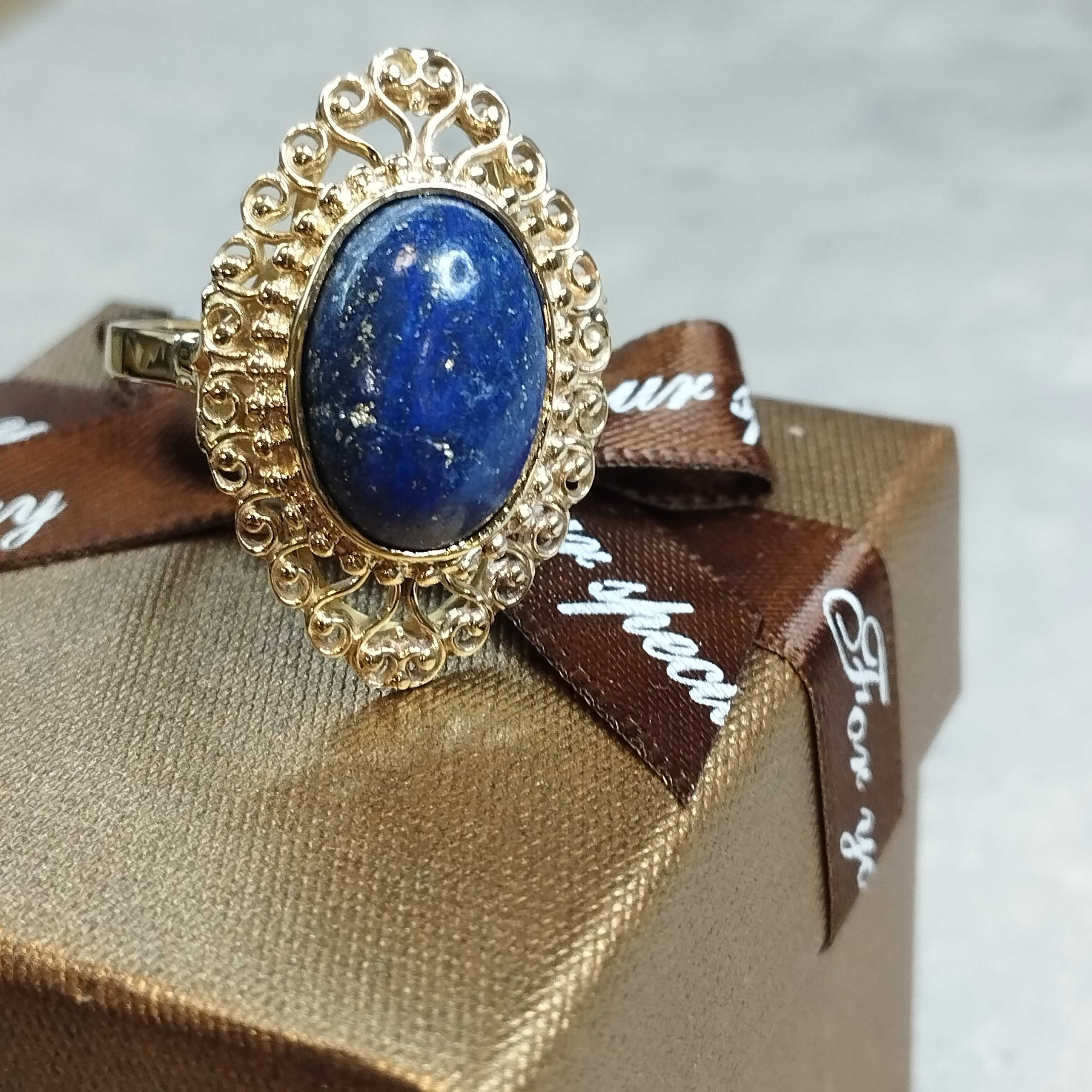 Złoty ażurowy pierścionek z lapis lazuli
