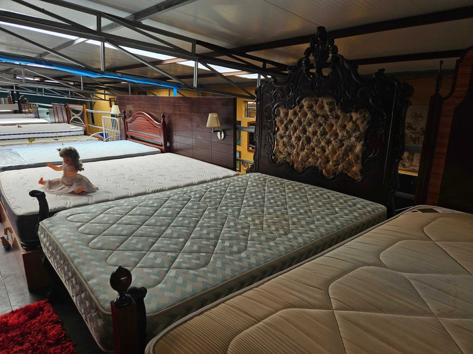 Cama antiga com estrado e colchão - Bom estado geral