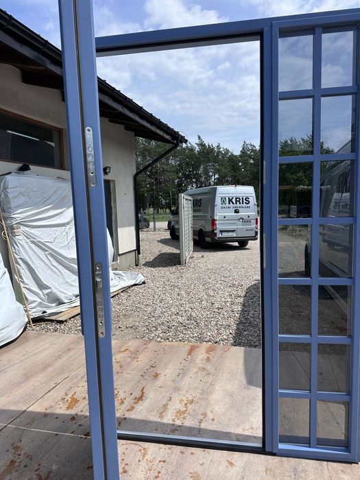 Drzwi zewnętrzne drewniane z doświetlem Montaż Cała Polska niebieskie