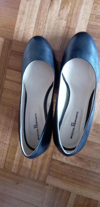 Sapatos pretos de tacão, em couro, tamanho 39