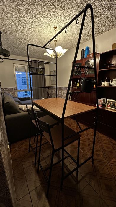 Bancada de cozinha com 2 banquetas/bancos