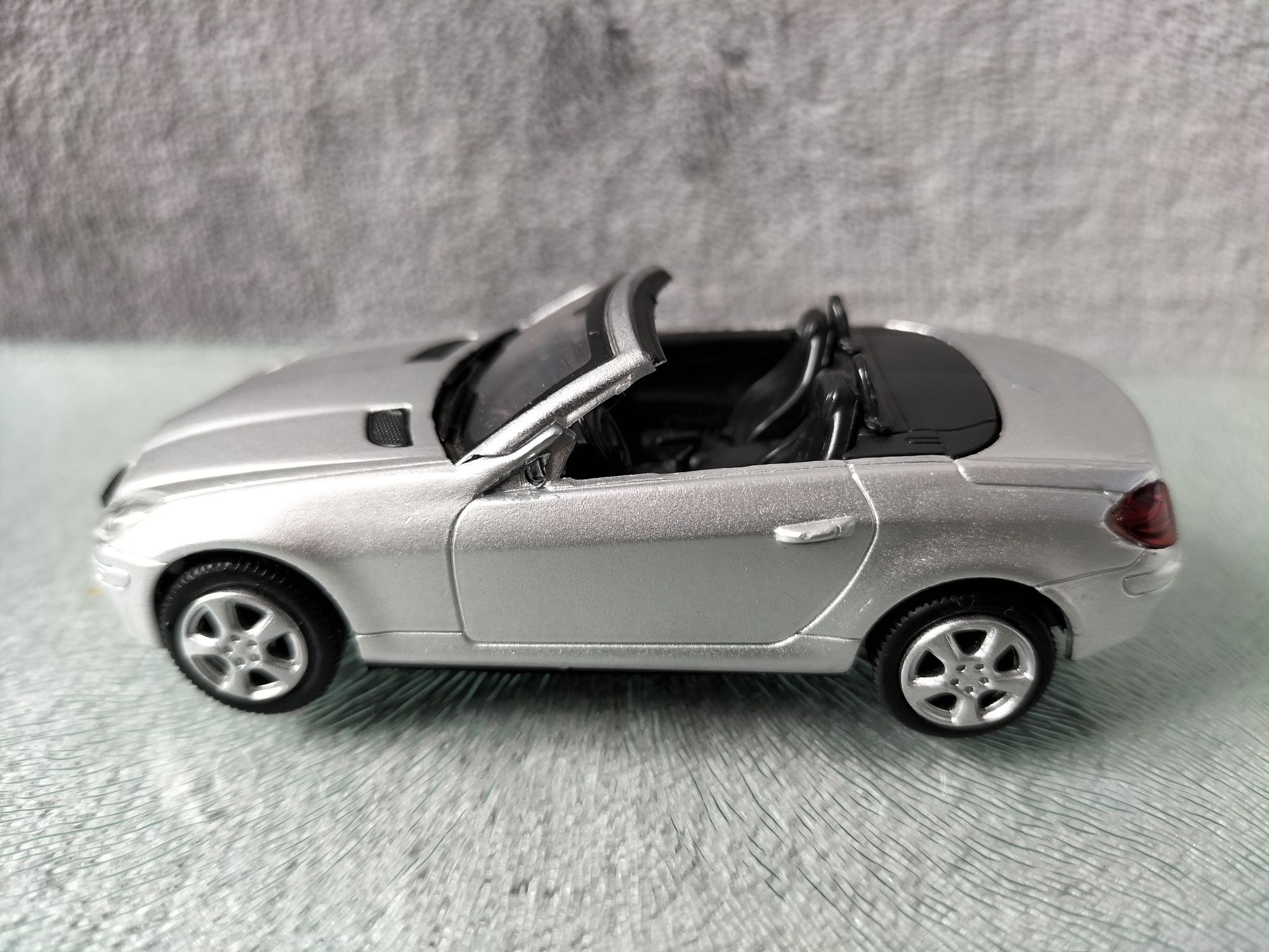 New Ray Mercedes-Benz SLK 350 Spider 2005 1:43 srebrny kolekcjonerski