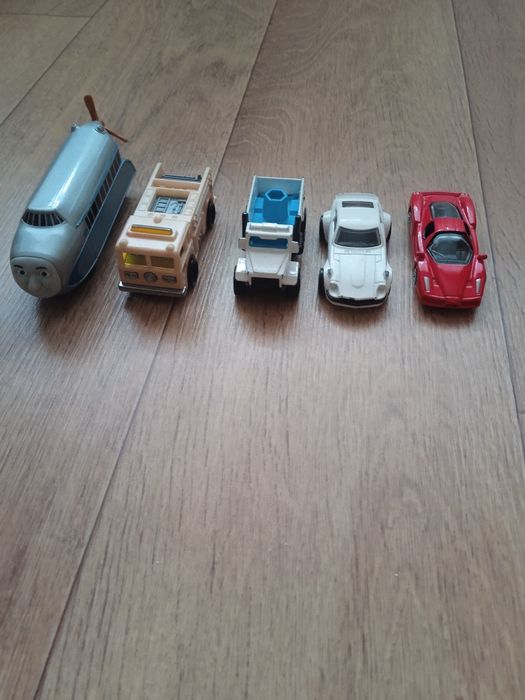 Машинки модельки.