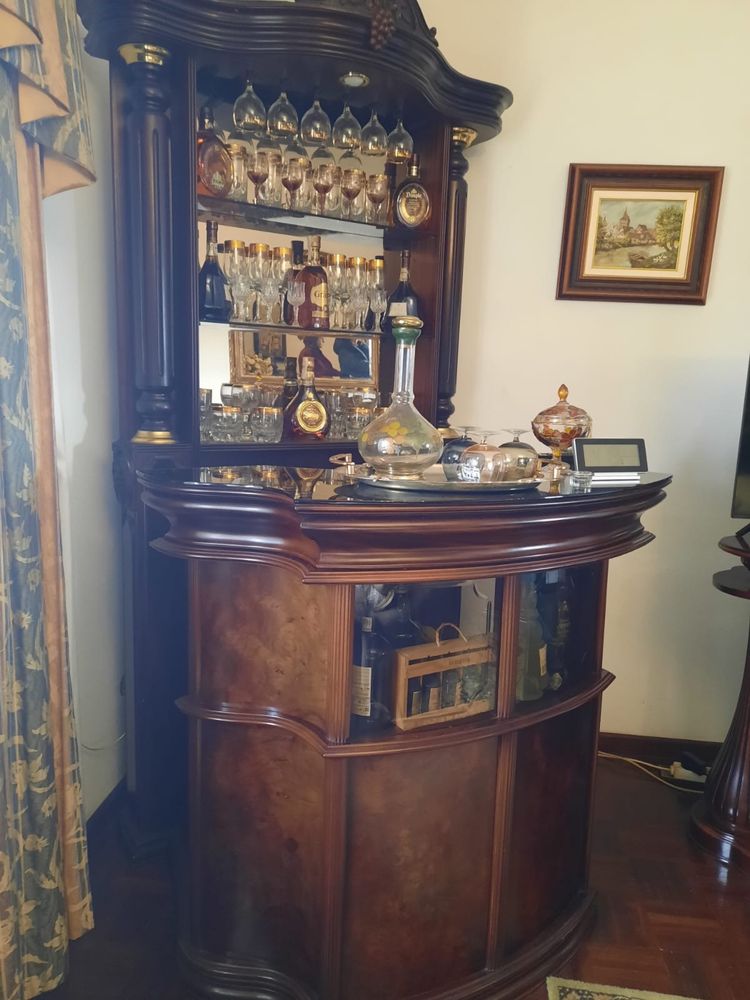 Bar Clássico de Madeira Maciça
