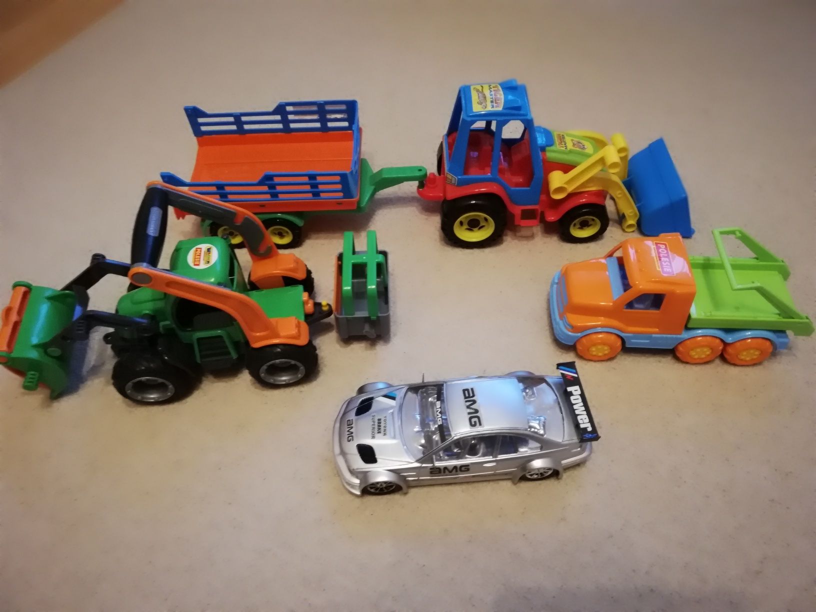 Zabawki traktor, samochód z napędem, przyczepa, wywrotka