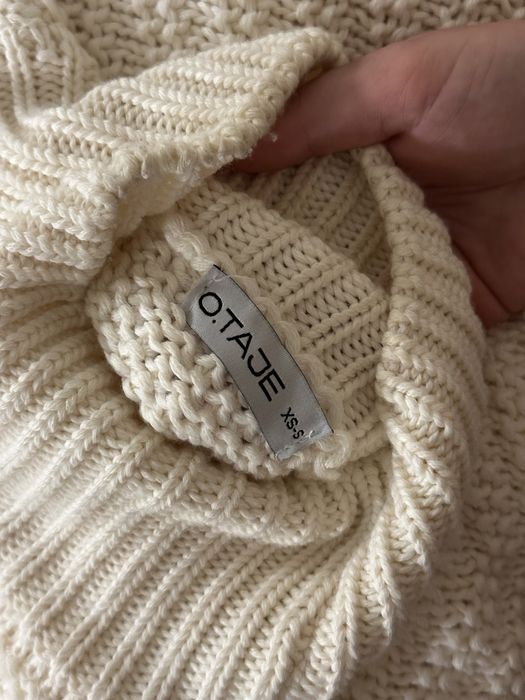 Білий светр з вовни otaje