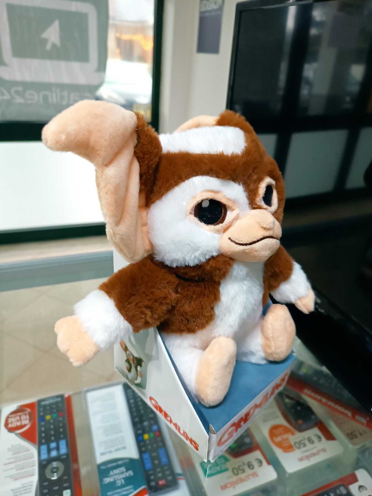 Peluche Gremlins Gizmo em expositor caixa 32cm(27cm sentado)