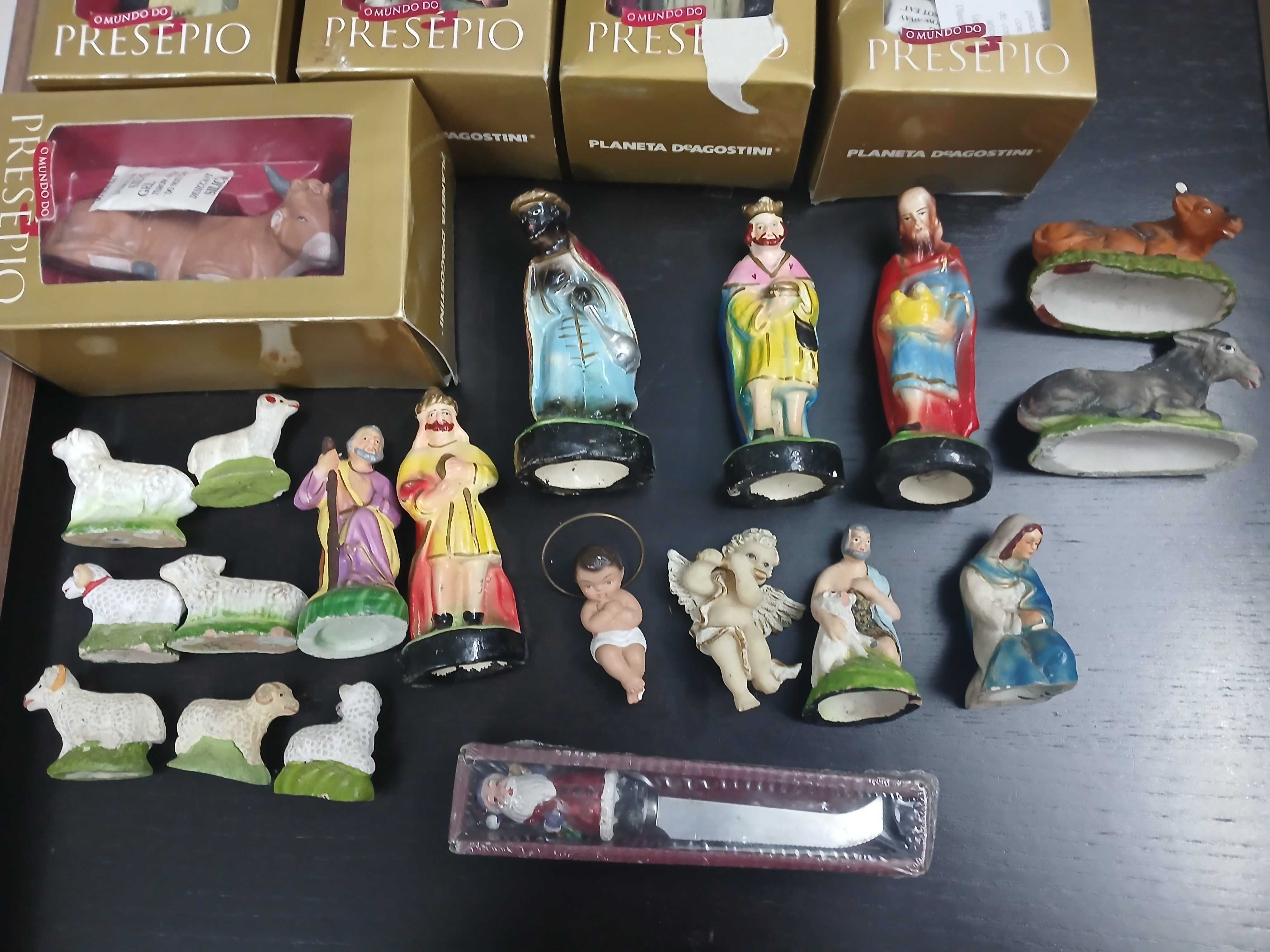 Lote de Figuras de Presépio, em louça e madeira (25 peças)