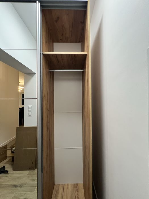 Szafa przesuwna z lustrem