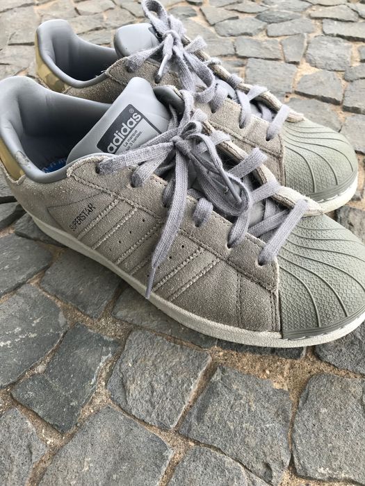 Sapatilhas cinza super star adidas