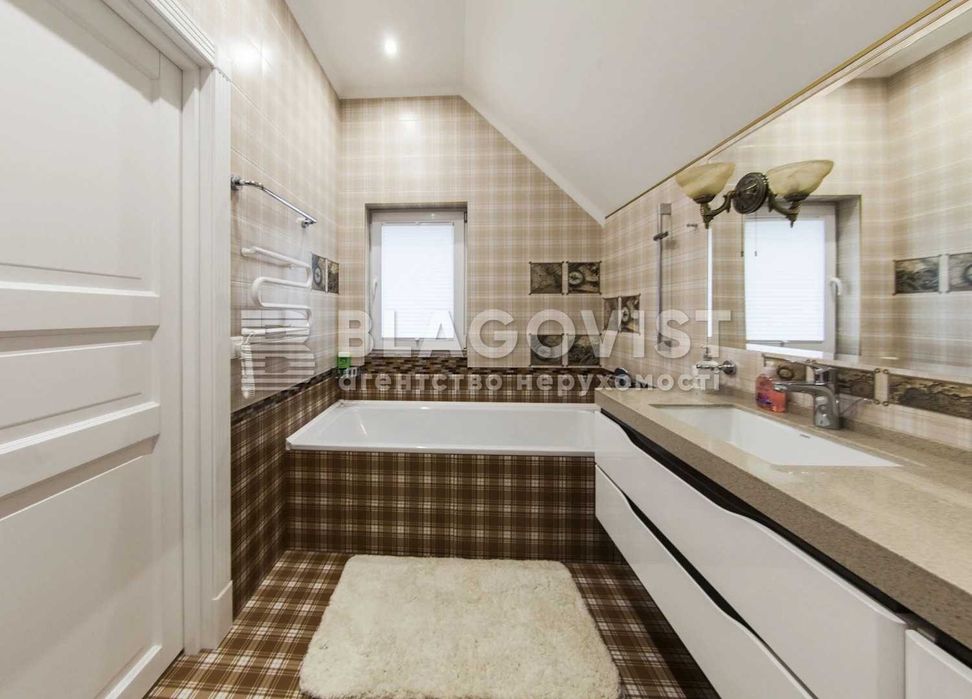 Чудовий будинок поряд Голосеевского парку, м. Голосіївська