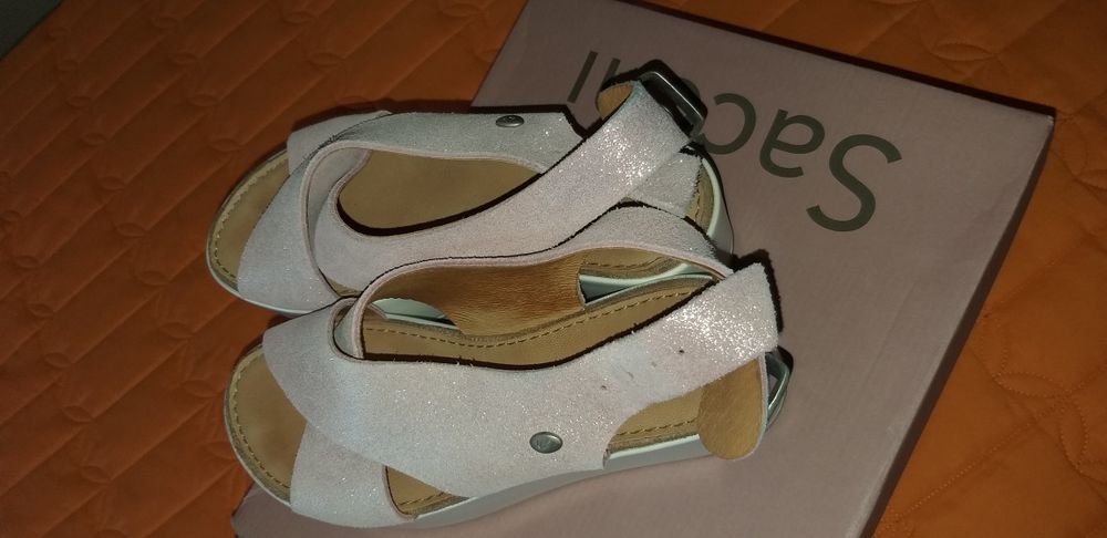 Sandálias rosa em pele da marca Sashi