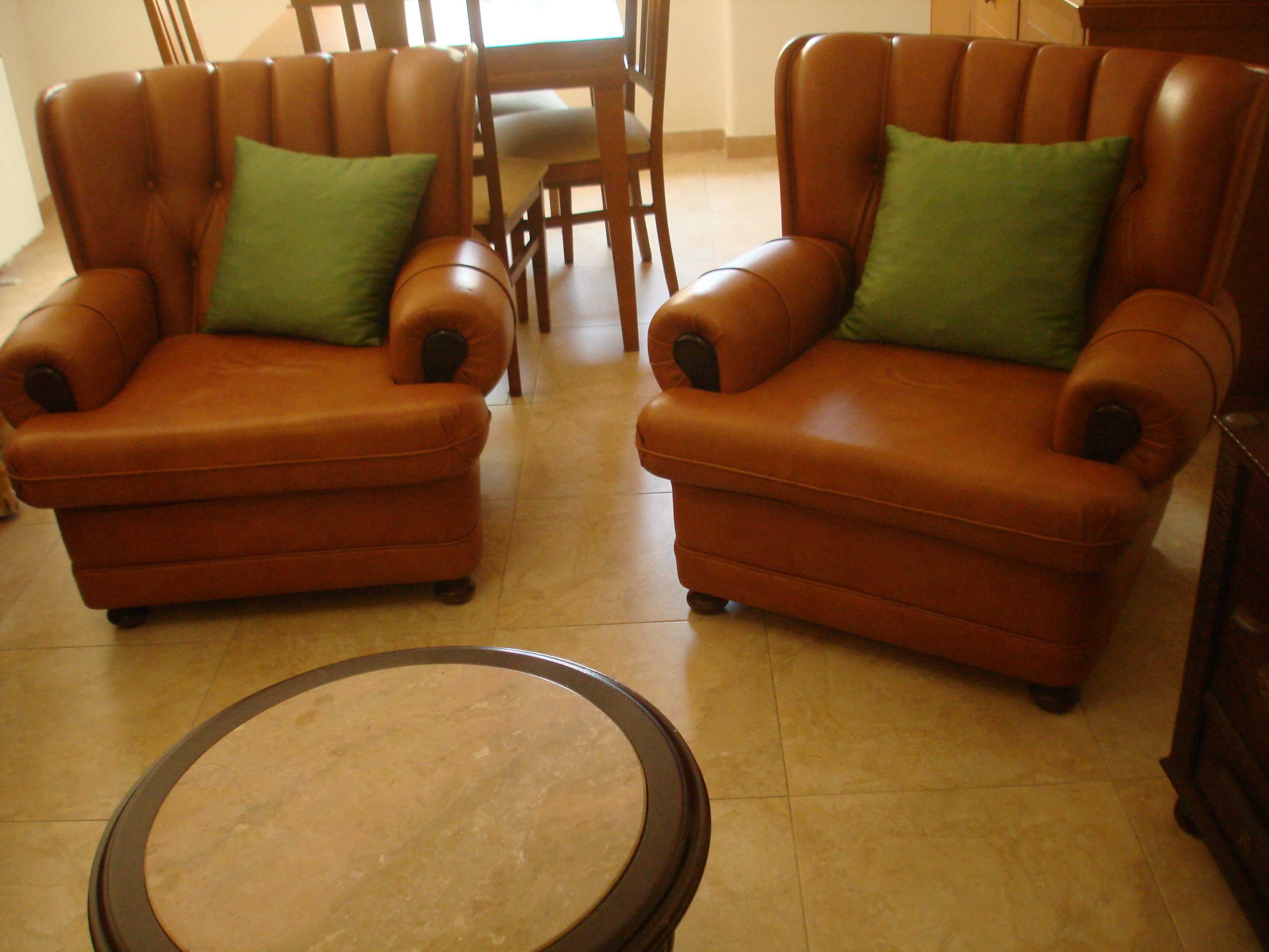 Mesas, sofás, cadeiras de sala para desocupar casa