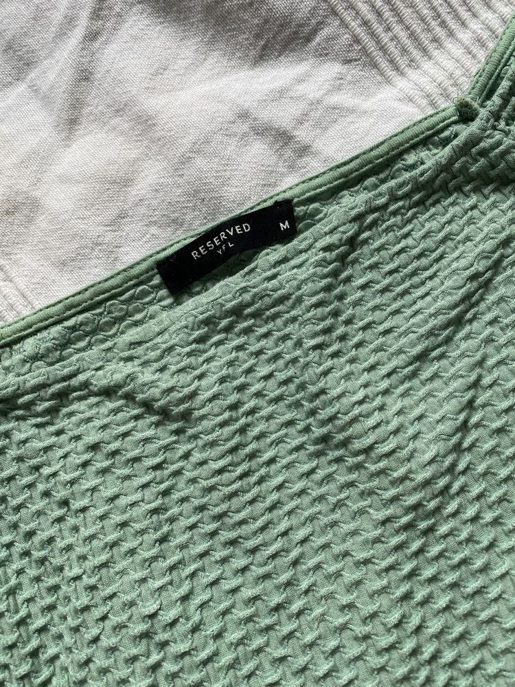 Delikatna zielona bluzka croptop z falbankami reserved