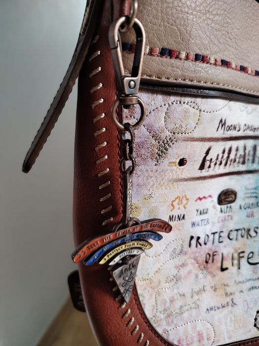 Anekke Menire z brelokiem