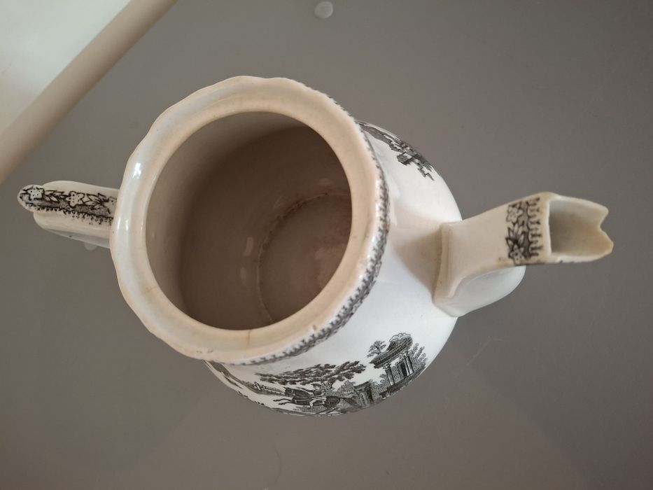 Bule antigo de faiança da fábrica de louça de Sacavem