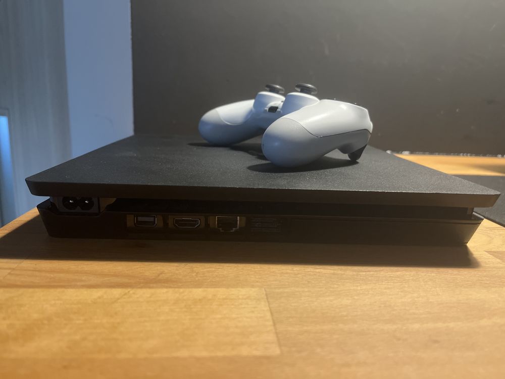 Sprzedam ps4 slim w bardzo dobrym stanie