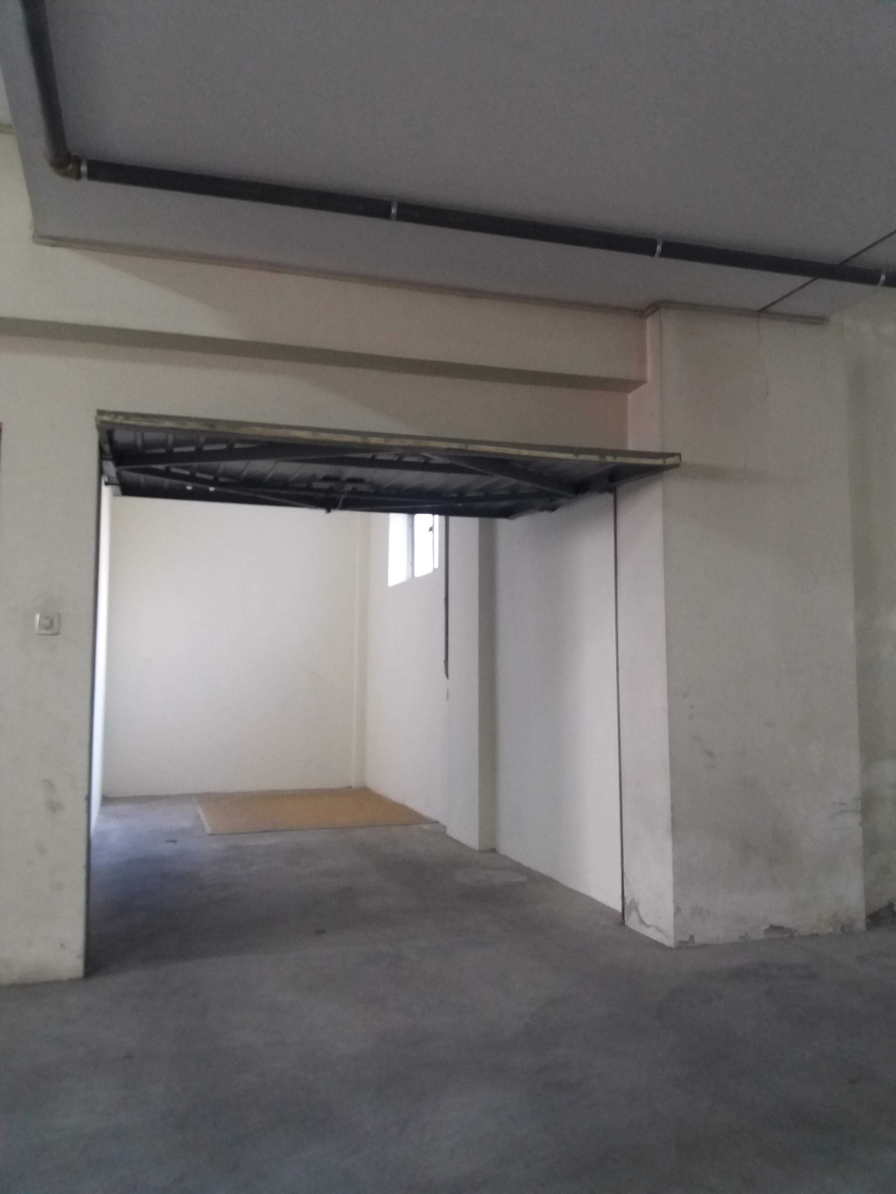 Arrendo garagem fechada no bairro do Liceu