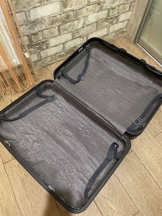 Пластикова валіза без коліс. Дорожній кейс