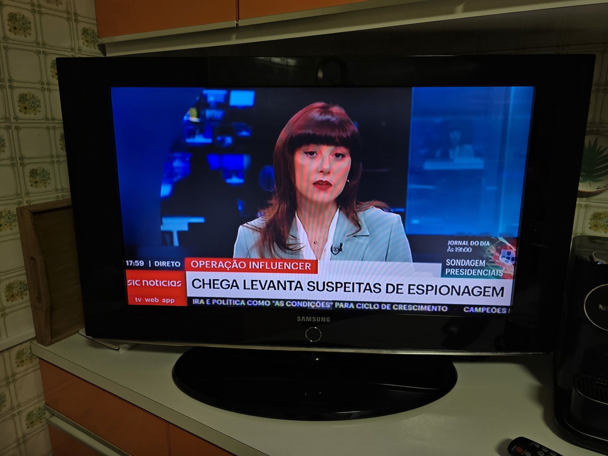 Vendo  duas  tv  está  a trabalhar