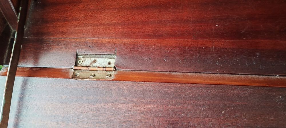 Escrivaninha com gavetas em Mogno