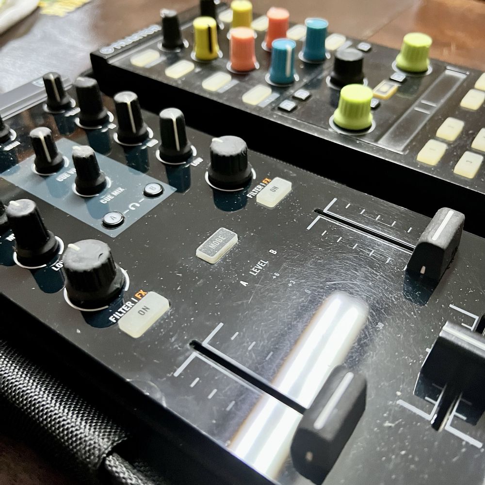 Traktor x1 mkII + Traktor Z1 / controlador e mesa de mistura