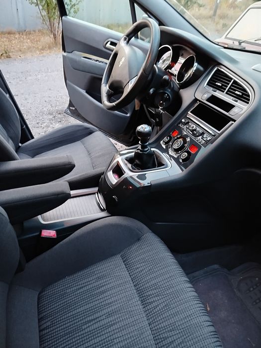 Peugeot 5008 2013 року
