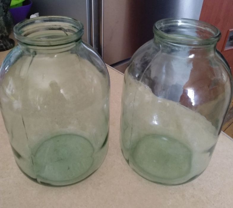 Продам трёх литровые бутыля в отличном состоянии.