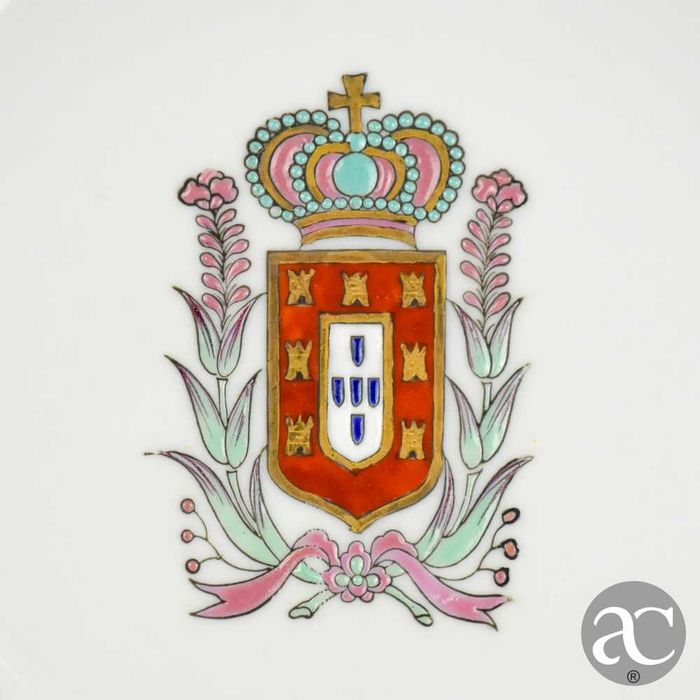 Prato em porcelana da China com brasão do Reino de Portugal