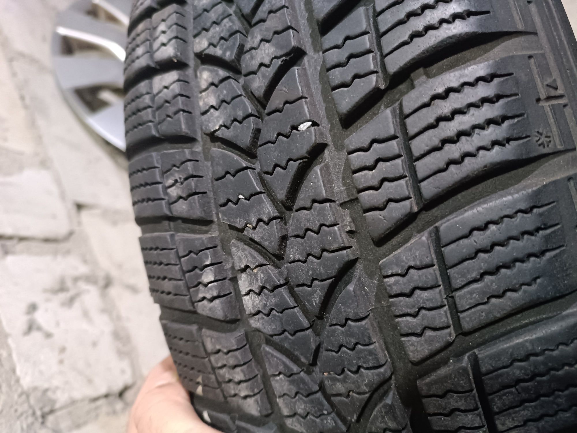 Komplet kół z oponami zimowymi 205/60 r16 kormoran