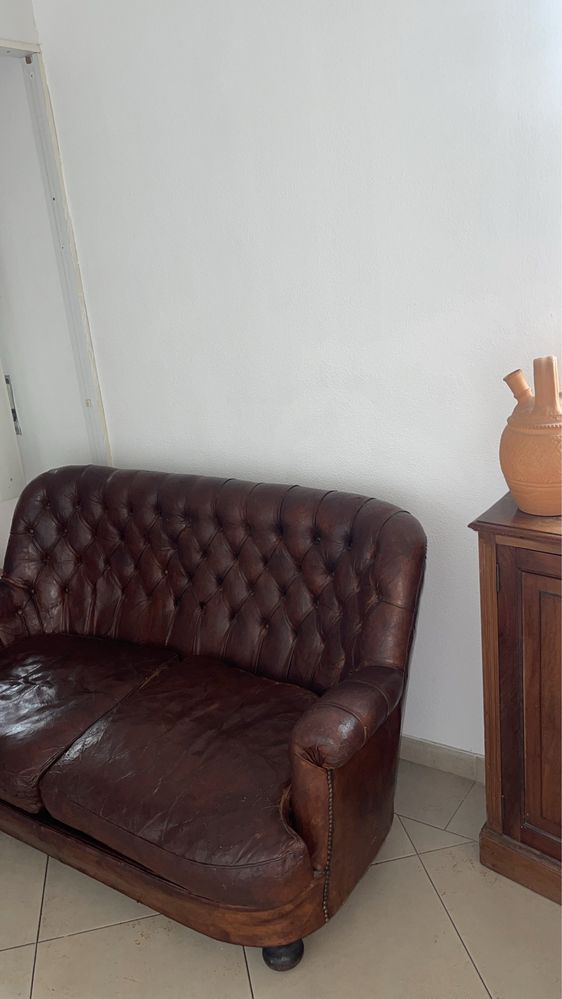 sofá Chesterfield em couro genuino